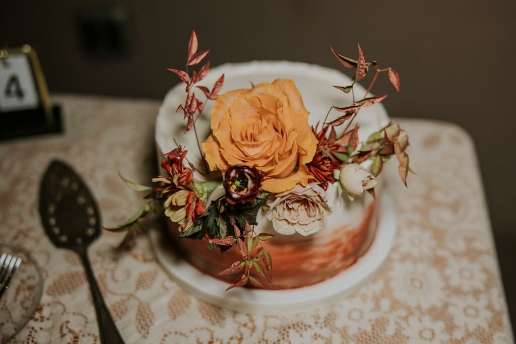 single-tier wedding cake with flowers